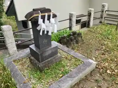 諏訪神社の{uncategorized: "未分類", other: "その他", undefined: "問題あり", building: "その他建物", grave: "お墓", sacred_gate: "鳥居", guardian: "狛犬", statue: "像", buddha: "仏像", history: "歴史", nature: "自然", garden: "庭園", animal: "動物", pagoda: "塔", temizu: "手水舎", mountain_gate: "山門・神門", sanctuary: "本殿・本堂", subordinate: "末社・摂社", art: "芸術", scenery: "景色", jizo: "地蔵", ema: "絵馬", goshuin: "御朱印", omikuji: "おみくじ", items: "授与品その他", amulet: "お守り", goshuincho: "御朱印帳", eats: "食事", festival: "お祭り", votive_dance: "神楽", shichigosan: "七五三参", wedding: "結婚式", experience: "体験その他", initially: "初詣", around: "周辺", anti_infection: "感染症対策"}