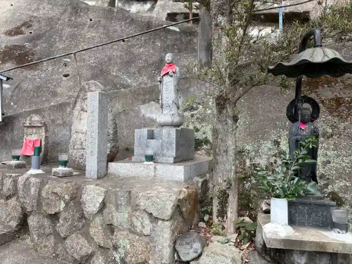 妙光院の{uncategorized: "未分類", other: "その他", undefined: "問題あり", building: "その他建物", grave: "お墓", sacred_gate: "鳥居", guardian: "狛犬", statue: "像", buddha: "仏像", history: "歴史", nature: "自然", garden: "庭園", animal: "動物", pagoda: "塔", temizu: "手水舎", mountain_gate: "山門・神門", sanctuary: "本殿・本堂", subordinate: "末社・摂社", art: "芸術", scenery: "景色", jizo: "地蔵", ema: "絵馬", goshuin: "御朱印", omikuji: "おみくじ", items: "授与品その他", amulet: "お守り", goshuincho: "御朱印帳", eats: "食事", festival: "お祭り", votive_dance: "神楽", shichigosan: "七五三参", wedding: "結婚式", experience: "体験その他", initially: "初詣", around: "周辺", anti_infection: "感染症対策"}