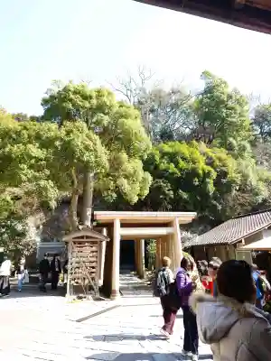 銭洗弁財天宇賀福神社の{uncategorized: "未分類", other: "その他", undefined: "問題あり", building: "その他建物", grave: "お墓", sacred_gate: "鳥居", guardian: "狛犬", statue: "像", buddha: "仏像", history: "歴史", nature: "自然", garden: "庭園", animal: "動物", pagoda: "塔", temizu: "手水舎", mountain_gate: "山門・神門", sanctuary: "本殿・本堂", subordinate: "末社・摂社", art: "芸術", scenery: "景色", jizo: "地蔵", ema: "絵馬", goshuin: "御朱印", omikuji: "おみくじ", items: "授与品その他", amulet: "お守り", goshuincho: "御朱印帳", eats: "食事", festival: "お祭り", votive_dance: "神楽", shichigosan: "七五三参", wedding: "結婚式", experience: "体験その他", initially: "初詣", around: "周辺", anti_infection: "感染症対策"}