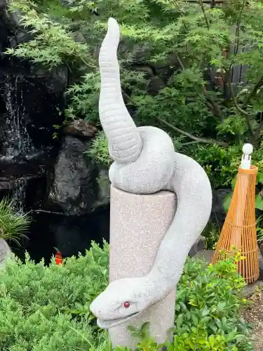 蛇窪神社の{uncategorized: "未分類", other: "その他", undefined: "問題あり", building: "その他建物", grave: "お墓", sacred_gate: "鳥居", guardian: "狛犬", statue: "像", buddha: "仏像", history: "歴史", nature: "自然", garden: "庭園", animal: "動物", pagoda: "塔", temizu: "手水舎", mountain_gate: "山門・神門", sanctuary: "本殿・本堂", subordinate: "末社・摂社", art: "芸術", scenery: "景色", jizo: "地蔵", ema: "絵馬", goshuin: "御朱印", omikuji: "おみくじ", items: "授与品その他", amulet: "お守り", goshuincho: "御朱印帳", eats: "食事", festival: "お祭り", votive_dance: "神楽", shichigosan: "七五三参", wedding: "結婚式", experience: "体験その他", initially: "初詣", around: "周辺", anti_infection: "感染症対策"}