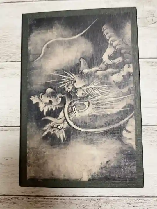 ピンクばっかりじゃないんです✨笑
建仁寺の襖絵の龍🐉の御朱印です。
かっこいいです✨本当に。
中身は期待通りの若干の生成り✨
大きさは伊勢神宮の御朱印帳とほぼ同じくらいで気持ち小さ位程度なので貼りやすいです