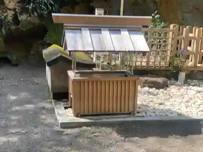 花窟神社の{uncategorized: "未分類", other: "その他", undefined: "問題あり", building: "その他建物", grave: "お墓", sacred_gate: "鳥居", guardian: "狛犬", statue: "像", buddha: "仏像", history: "歴史", nature: "自然", garden: "庭園", animal: "動物", pagoda: "塔", temizu: "手水舎", mountain_gate: "山門・神門", sanctuary: "本殿・本堂", subordinate: "末社・摂社", art: "芸術", scenery: "景色", jizo: "地蔵", ema: "絵馬", goshuin: "御朱印", omikuji: "おみくじ", items: "授与品その他", amulet: "お守り", goshuincho: "御朱印帳", eats: "食事", festival: "お祭り", votive_dance: "神楽", shichigosan: "七五三参", wedding: "結婚式", experience: "体験その他", initially: "初詣", around: "周辺", anti_infection: "感染症対策"}