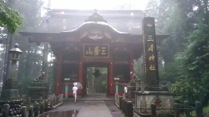 三峯神社の山門・神門