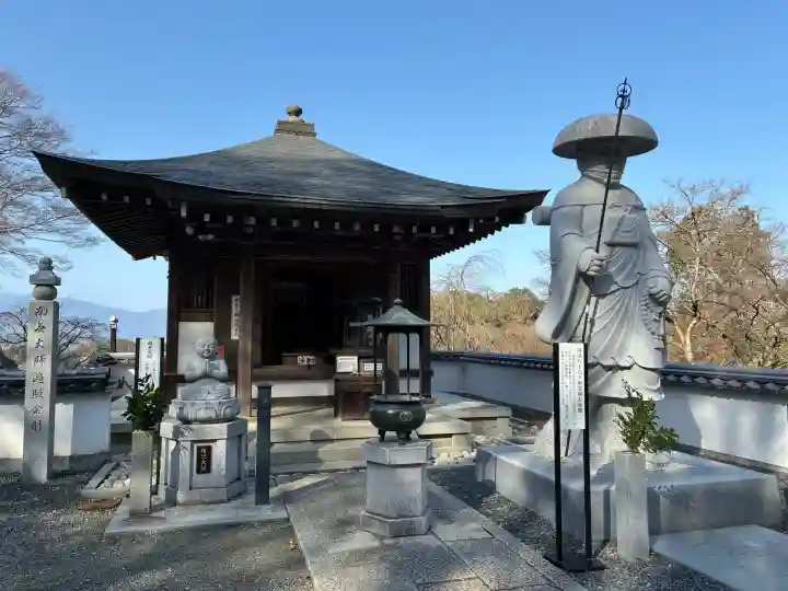 岡寺(龍蓋寺)の{uncategorized: "未分類", other: "その他", undefined: "問題あり", building: "その他建物", grave: "お墓", sacred_gate: "鳥居", guardian: "狛犬", statue: "像", buddha: "仏像", history: "歴史", nature: "自然", garden: "庭園", animal: "動物", pagoda: "塔", temizu: "手水舎", mountain_gate: "山門・神門", sanctuary: "本殿・本堂", subordinate: "末社・摂社", art: "芸術", scenery: "景色", jizo: "地蔵", ema: "絵馬", goshuin: "御朱印", omikuji: "おみくじ", items: "授与品その他", amulet: "お守り", goshuincho: "御朱印帳", eats: "食事", festival: "お祭り", votive_dance: "神楽", shichigosan: "七五三参", wedding: "結婚式", experience: "体験その他", initially: "初詣", around: "周辺", anti_infection: "感染症対策"}