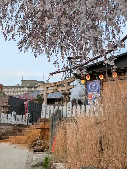 有馬天神社の{uncategorized: "未分類", other: "その他", undefined: "問題あり", building: "その他建物", grave: "お墓", sacred_gate: "鳥居", guardian: "狛犬", statue: "像", buddha: "仏像", history: "歴史", nature: "自然", garden: "庭園", animal: "動物", pagoda: "塔", temizu: "手水舎", mountain_gate: "山門・神門", sanctuary: "本殿・本堂", subordinate: "末社・摂社", art: "芸術", scenery: "景色", jizo: "地蔵", ema: "絵馬", goshuin: "御朱印", omikuji: "おみくじ", items: "授与品その他", amulet: "お守り", goshuincho: "御朱印帳", eats: "食事", festival: "お祭り", votive_dance: "神楽", shichigosan: "七五三参", wedding: "結婚式", experience: "体験その他", initially: "初詣", around: "周辺", anti_infection: "感染症対策"}