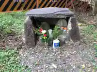 祠、行者像の本殿・本堂