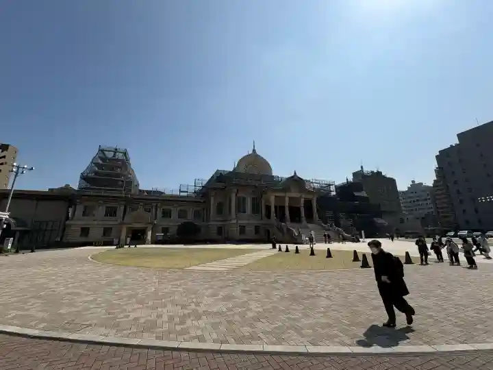 築地本願寺(本願寺築地別院)の{uncategorized: "未分類", other: "その他", undefined: "問題あり", building: "その他建物", grave: "お墓", sacred_gate: "鳥居", guardian: "狛犬", statue: "像", buddha: "仏像", history: "歴史", nature: "自然", garden: "庭園", animal: "動物", pagoda: "塔", temizu: "手水舎", mountain_gate: "山門・神門", sanctuary: "本殿・本堂", subordinate: "末社・摂社", art: "芸術", scenery: "景色", jizo: "地蔵", ema: "絵馬", goshuin: "御朱印", omikuji: "おみくじ", items: "授与品その他", amulet: "お守り", goshuincho: "御朱印帳", eats: "食事", festival: "お祭り", votive_dance: "神楽", shichigosan: "七五三参", wedding: "結婚式", experience: "体験その他", initially: "初詣", around: "周辺", anti_infection: "感染症対策"}