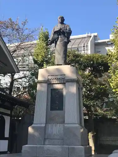 泉岳寺の像