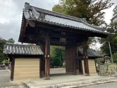 大宝神社の山門・神門