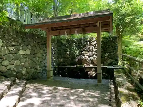 猿丸神社の手水舎