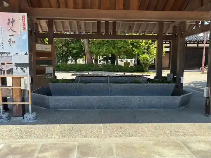 射水神社の手水舎