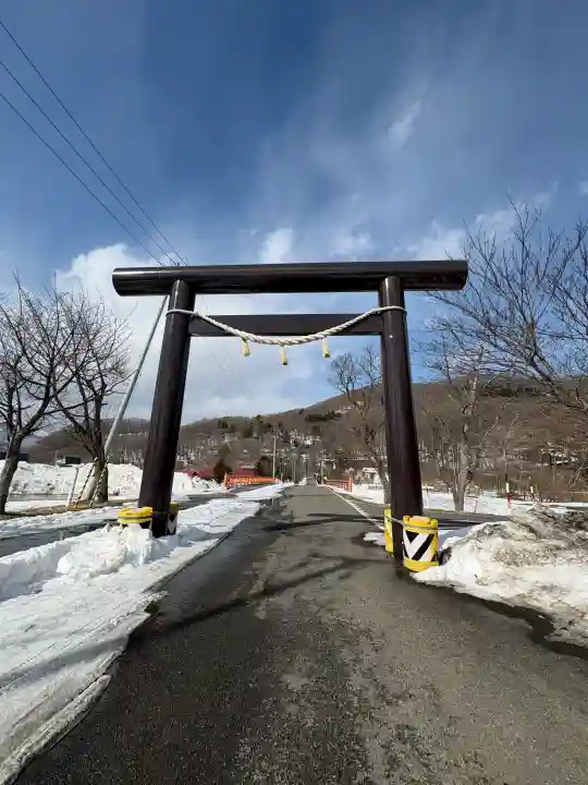 新得神社の{uncategorized: "未分類", other: "その他", undefined: "問題あり", building: "その他建物", grave: "お墓", sacred_gate: "鳥居", guardian: "狛犬", statue: "像", buddha: "仏像", history: "歴史", nature: "自然", garden: "庭園", animal: "動物", pagoda: "塔", temizu: "手水舎", mountain_gate: "山門・神門", sanctuary: "本殿・本堂", subordinate: "末社・摂社", art: "芸術", scenery: "景色", jizo: "地蔵", ema: "絵馬", goshuin: "御朱印", omikuji: "おみくじ", items: "授与品その他", amulet: "お守り", goshuincho: "御朱印帳", eats: "食事", festival: "お祭り", votive_dance: "神楽", shichigosan: "七五三参", wedding: "結婚式", experience: "体験その他", initially: "初詣", around: "周辺", anti_infection: "感染症対策"}