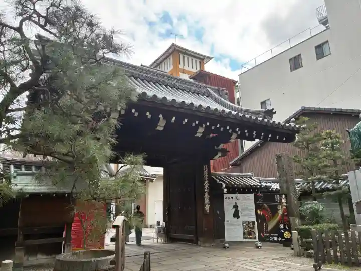 本能寺の{uncategorized: "未分類", other: "その他", undefined: "問題あり", building: "その他建物", grave: "お墓", sacred_gate: "鳥居", guardian: "狛犬", statue: "像", buddha: "仏像", history: "歴史", nature: "自然", garden: "庭園", animal: "動物", pagoda: "塔", temizu: "手水舎", mountain_gate: "山門・神門", sanctuary: "本殿・本堂", subordinate: "末社・摂社", art: "芸術", scenery: "景色", jizo: "地蔵", ema: "絵馬", goshuin: "御朱印", omikuji: "おみくじ", items: "授与品その他", amulet: "お守り", goshuincho: "御朱印帳", eats: "食事", festival: "お祭り", votive_dance: "神楽", shichigosan: "七五三参", wedding: "結婚式", experience: "体験その他", initially: "初詣", around: "周辺", anti_infection: "感染症対策"}