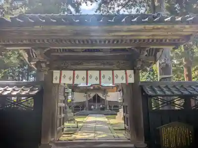 守りの神　藤基神社の山門・神門