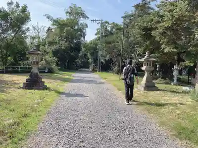 入水神社の鳥居から本殿に向かう参道