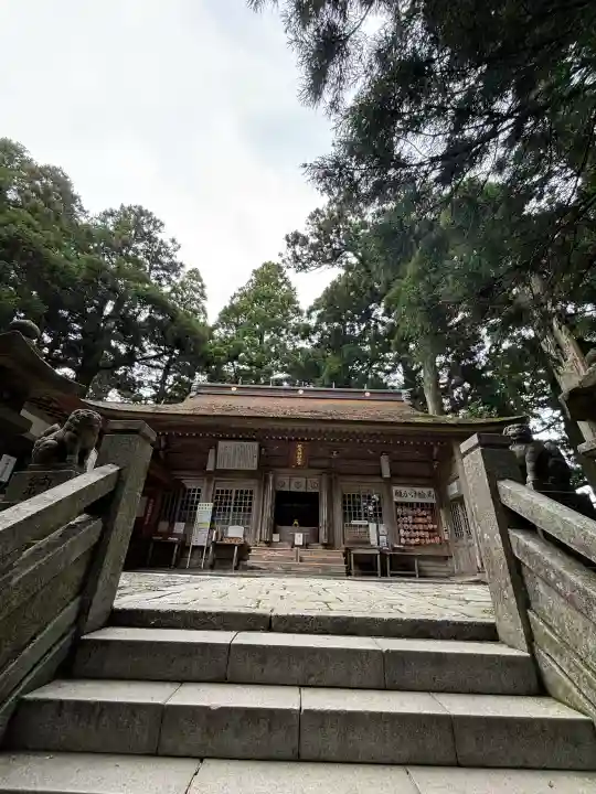 砥鹿神社(奥宮)の{uncategorized: "未分類", other: "その他", undefined: "問題あり", building: "その他建物", grave: "お墓", sacred_gate: "鳥居", guardian: "狛犬", statue: "像", buddha: "仏像", history: "歴史", nature: "自然", garden: "庭園", animal: "動物", pagoda: "塔", temizu: "手水舎", mountain_gate: "山門・神門", sanctuary: "本殿・本堂", subordinate: "末社・摂社", art: "芸術", scenery: "景色", jizo: "地蔵", ema: "絵馬", goshuin: "御朱印", omikuji: "おみくじ", items: "授与品その他", amulet: "お守り", goshuincho: "御朱印帳", eats: "食事", festival: "お祭り", votive_dance: "神楽", shichigosan: "七五三参", wedding: "結婚式", experience: "体験その他", initially: "初詣", around: "周辺", anti_infection: "感染症対策"}