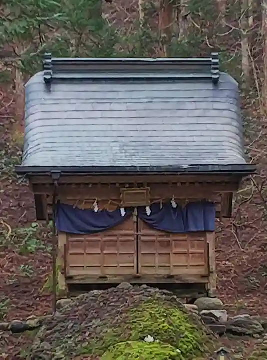 雄山神社中宮祈願殿の末社・摂社