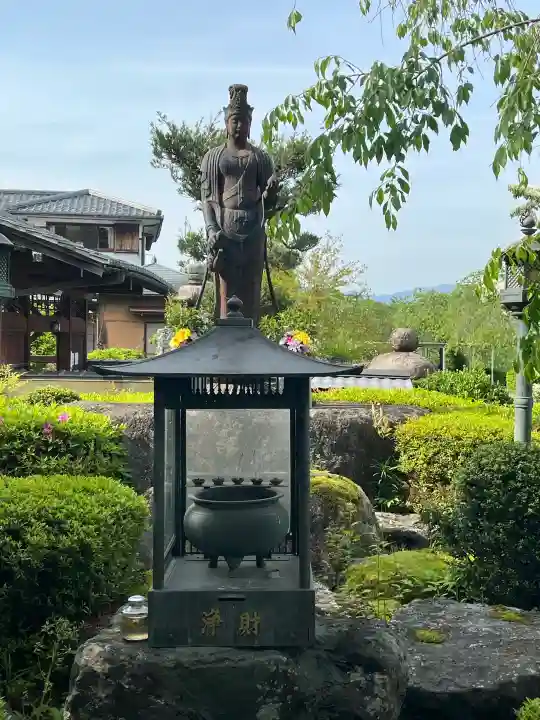 弓削寺の{uncategorized: "未分類", other: "その他", undefined: "問題あり", building: "その他建物", grave: "お墓", sacred_gate: "鳥居", guardian: "狛犬", statue: "像", buddha: "仏像", history: "歴史", nature: "自然", garden: "庭園", animal: "動物", pagoda: "塔", temizu: "手水舎", mountain_gate: "山門・神門", sanctuary: "本殿・本堂", subordinate: "末社・摂社", art: "芸術", scenery: "景色", jizo: "地蔵", ema: "絵馬", goshuin: "御朱印", omikuji: "おみくじ", items: "授与品その他", amulet: "お守り", goshuincho: "御朱印帳", eats: "食事", festival: "お祭り", votive_dance: "神楽", shichigosan: "七五三参", wedding: "結婚式", experience: "体験その他", initially: "初詣", around: "周辺", anti_infection: "感染症対策"}