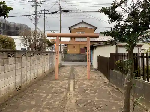 稲荷大明神の鳥居