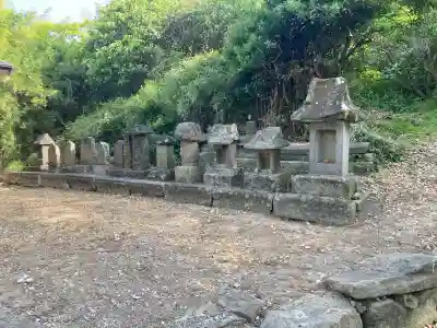 御滝神社の{uncategorized: "未分類", other: "その他", undefined: "問題あり", building: "その他建物", grave: "お墓", sacred_gate: "鳥居", guardian: "狛犬", statue: "像", buddha: "仏像", history: "歴史", nature: "自然", garden: "庭園", animal: "動物", pagoda: "塔", temizu: "手水舎", mountain_gate: "山門・神門", sanctuary: "本殿・本堂", subordinate: "末社・摂社", art: "芸術", scenery: "景色", jizo: "地蔵", ema: "絵馬", goshuin: "御朱印", omikuji: "おみくじ", items: "授与品その他", amulet: "お守り", goshuincho: "御朱印帳", eats: "食事", festival: "お祭り", votive_dance: "神楽", shichigosan: "七五三参", wedding: "結婚式", experience: "体験その他", initially: "初詣", around: "周辺", anti_infection: "感染症対策"}