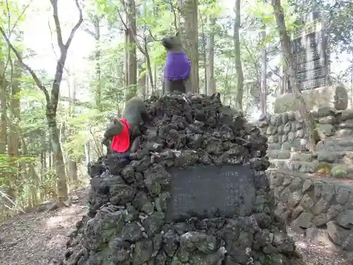 三峯神社の像