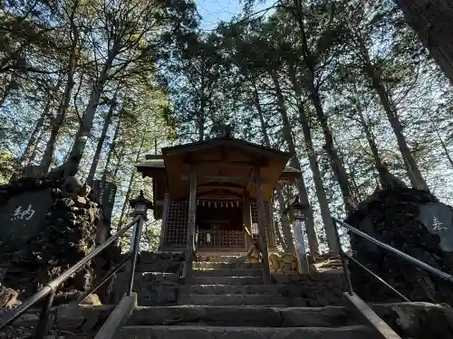 三峯神社の{uncategorized: "未分類", other: "その他", undefined: "問題あり", building: "その他建物", grave: "お墓", sacred_gate: "鳥居", guardian: "狛犬", statue: "像", buddha: "仏像", history: "歴史", nature: "自然", garden: "庭園", animal: "動物", pagoda: "塔", temizu: "手水舎", mountain_gate: "山門・神門", sanctuary: "本殿・本堂", subordinate: "末社・摂社", art: "芸術", scenery: "景色", jizo: "地蔵", ema: "絵馬", goshuin: "御朱印", omikuji: "おみくじ", items: "授与品その他", amulet: "お守り", goshuincho: "御朱印帳", eats: "食事", festival: "お祭り", votive_dance: "神楽", shichigosan: "七五三参", wedding: "結婚式", experience: "体験その他", initially: "初詣", around: "周辺", anti_infection: "感染症対策"}