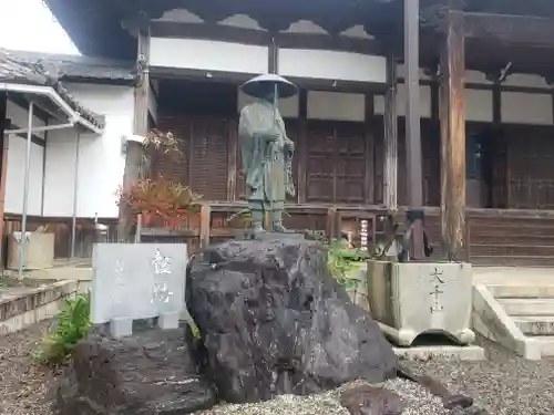 充満寺の像