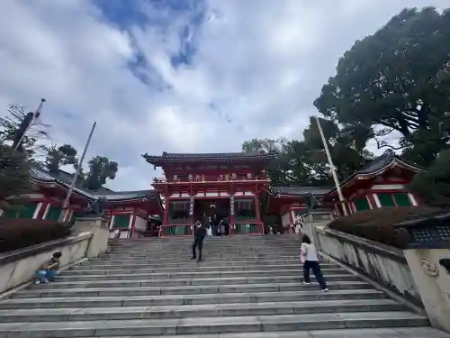 八坂神社(祇園さん)の{uncategorized: "未分類", other: "その他", undefined: "問題あり", building: "その他建物", grave: "お墓", sacred_gate: "鳥居", guardian: "狛犬", statue: "像", buddha: "仏像", history: "歴史", nature: "自然", garden: "庭園", animal: "動物", pagoda: "塔", temizu: "手水舎", mountain_gate: "山門・神門", sanctuary: "本殿・本堂", subordinate: "末社・摂社", art: "芸術", scenery: "景色", jizo: "地蔵", ema: "絵馬", goshuin: "御朱印", omikuji: "おみくじ", items: "授与品その他", amulet: "お守り", goshuincho: "御朱印帳", eats: "食事", festival: "お祭り", votive_dance: "神楽", shichigosan: "七五三参", wedding: "結婚式", experience: "体験その他", initially: "初詣", around: "周辺", anti_infection: "感染症対策"}