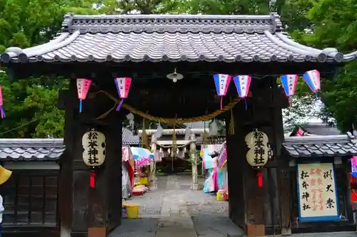 松本神社の山門