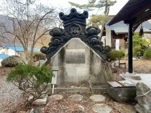 山家神社の{uncategorized: "未分類", other: "その他", undefined: "問題あり", building: "その他建物", grave: "お墓", sacred_gate: "鳥居", guardian: "狛犬", statue: "像", buddha: "仏像", history: "歴史", nature: "自然", garden: "庭園", animal: "動物", pagoda: "塔", temizu: "手水舎", mountain_gate: "山門・神門", sanctuary: "本殿・本堂", subordinate: "末社・摂社", art: "芸術", scenery: "景色", jizo: "地蔵", ema: "絵馬", goshuin: "御朱印", omikuji: "おみくじ", items: "授与品その他", amulet: "お守り", goshuincho: "御朱印帳", eats: "食事", festival: "お祭り", votive_dance: "神楽", shichigosan: "七五三参", wedding: "結婚式", experience: "体験その他", initially: "初詣", around: "周辺", anti_infection: "感染症対策"}