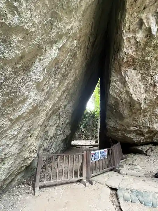 斎場御嶽の{uncategorized: "未分類", other: "その他", undefined: "問題あり", building: "その他建物", grave: "お墓", sacred_gate: "鳥居", guardian: "狛犬", statue: "像", buddha: "仏像", history: "歴史", nature: "自然", garden: "庭園", animal: "動物", pagoda: "塔", temizu: "手水舎", mountain_gate: "山門・神門", sanctuary: "本殿・本堂", subordinate: "末社・摂社", art: "芸術", scenery: "景色", jizo: "地蔵", ema: "絵馬", goshuin: "御朱印", omikuji: "おみくじ", items: "授与品その他", amulet: "お守り", goshuincho: "御朱印帳", eats: "食事", festival: "お祭り", votive_dance: "神楽", shichigosan: "七五三参", wedding: "結婚式", experience: "体験その他", initially: "初詣", around: "周辺", anti_infection: "感染症対策"}
