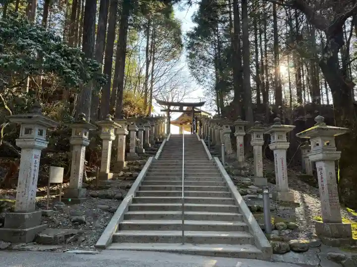 三峯神社の{uncategorized: "未分類", other: "その他", undefined: "問題あり", building: "その他建物", grave: "お墓", sacred_gate: "鳥居", guardian: "狛犬", statue: "像", buddha: "仏像", history: "歴史", nature: "自然", garden: "庭園", animal: "動物", pagoda: "塔", temizu: "手水舎", mountain_gate: "山門・神門", sanctuary: "本殿・本堂", subordinate: "末社・摂社", art: "芸術", scenery: "景色", jizo: "地蔵", ema: "絵馬", goshuin: "御朱印", omikuji: "おみくじ", items: "授与品その他", amulet: "お守り", goshuincho: "御朱印帳", eats: "食事", festival: "お祭り", votive_dance: "神楽", shichigosan: "七五三参", wedding: "結婚式", experience: "体験その他", initially: "初詣", around: "周辺", anti_infection: "感染症対策"}