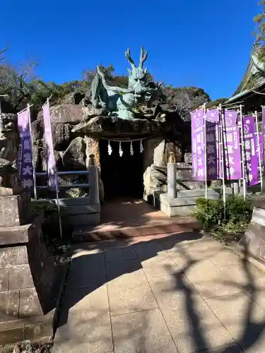 龍宮（江島神社）の{uncategorized: "未分類", other: "その他", undefined: "問題あり", building: "その他建物", grave: "お墓", sacred_gate: "鳥居", guardian: "狛犬", statue: "像", buddha: "仏像", history: "歴史", nature: "自然", garden: "庭園", animal: "動物", pagoda: "塔", temizu: "手水舎", mountain_gate: "山門・神門", sanctuary: "本殿・本堂", subordinate: "末社・摂社", art: "芸術", scenery: "景色", jizo: "地蔵", ema: "絵馬", goshuin: "御朱印", omikuji: "おみくじ", items: "授与品その他", amulet: "お守り", goshuincho: "御朱印帳", eats: "食事", festival: "お祭り", votive_dance: "神楽", shichigosan: "七五三参", wedding: "結婚式", experience: "体験その他", initially: "初詣", around: "周辺", anti_infection: "感染症対策"}