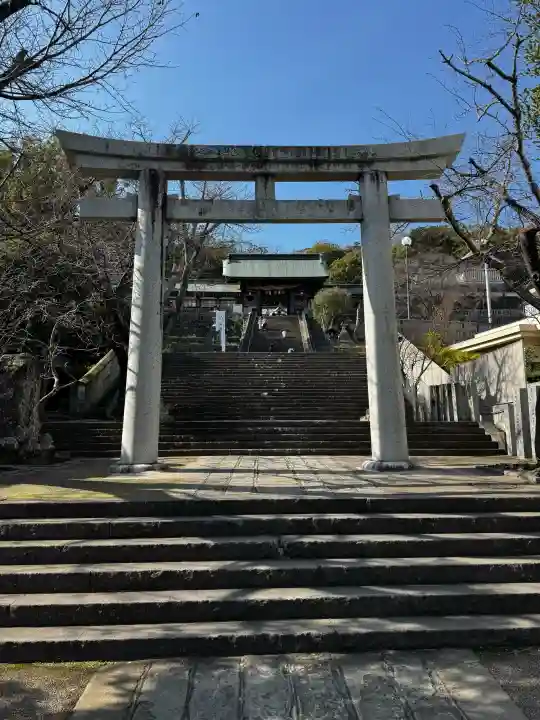鎮西大社諏訪神社の{uncategorized: "未分類", other: "その他", undefined: "問題あり", building: "その他建物", grave: "お墓", sacred_gate: "鳥居", guardian: "狛犬", statue: "像", buddha: "仏像", history: "歴史", nature: "自然", garden: "庭園", animal: "動物", pagoda: "塔", temizu: "手水舎", mountain_gate: "山門・神門", sanctuary: "本殿・本堂", subordinate: "末社・摂社", art: "芸術", scenery: "景色", jizo: "地蔵", ema: "絵馬", goshuin: "御朱印", omikuji: "おみくじ", items: "授与品その他", amulet: "お守り", goshuincho: "御朱印帳", eats: "食事", festival: "お祭り", votive_dance: "神楽", shichigosan: "七五三参", wedding: "結婚式", experience: "体験その他", initially: "初詣", around: "周辺", anti_infection: "感染症対策"}