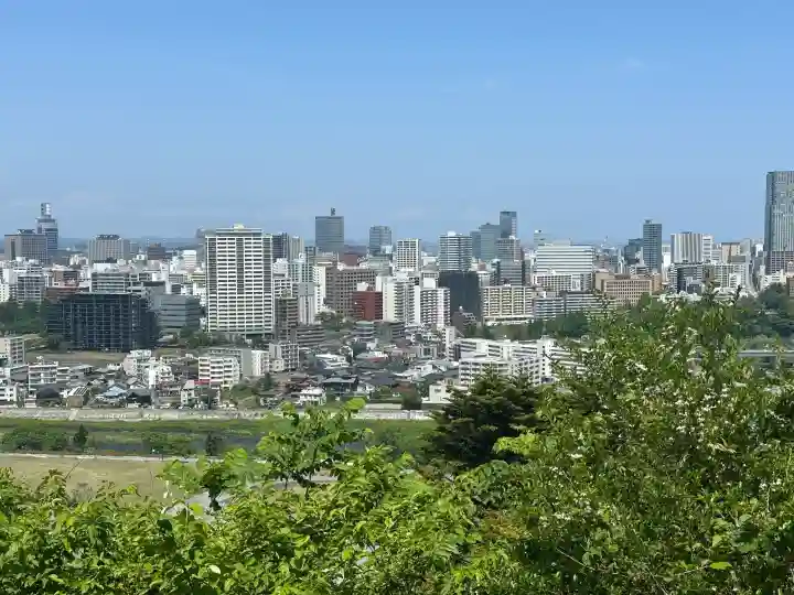 宮城縣護國神社の{uncategorized: "未分類", other: "その他", undefined: "問題あり", building: "その他建物", grave: "お墓", sacred_gate: "鳥居", guardian: "狛犬", statue: "像", buddha: "仏像", history: "歴史", nature: "自然", garden: "庭園", animal: "動物", pagoda: "塔", temizu: "手水舎", mountain_gate: "山門・神門", sanctuary: "本殿・本堂", subordinate: "末社・摂社", art: "芸術", scenery: "景色", jizo: "地蔵", ema: "絵馬", goshuin: "御朱印", omikuji: "おみくじ", items: "授与品その他", amulet: "お守り", goshuincho: "御朱印帳", eats: "食事", festival: "お祭り", votive_dance: "神楽", shichigosan: "七五三参", wedding: "結婚式", experience: "体験その他", initially: "初詣", around: "周辺", anti_infection: "感染症対策"}
