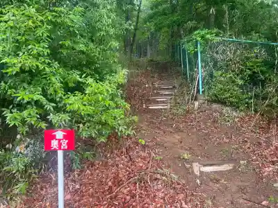 賀茂別雷神社奥宮の{uncategorized: "未分類", other: "その他", undefined: "問題あり", building: "その他建物", grave: "お墓", sacred_gate: "鳥居", guardian: "狛犬", statue: "像", buddha: "仏像", history: "歴史", nature: "自然", garden: "庭園", animal: "動物", pagoda: "塔", temizu: "手水舎", mountain_gate: "山門・神門", sanctuary: "本殿・本堂", subordinate: "末社・摂社", art: "芸術", scenery: "景色", jizo: "地蔵", ema: "絵馬", goshuin: "御朱印", omikuji: "おみくじ", items: "授与品その他", amulet: "お守り", goshuincho: "御朱印帳", eats: "食事", festival: "お祭り", votive_dance: "神楽", shichigosan: "七五三参", wedding: "結婚式", experience: "体験その他", initially: "初詣", around: "周辺", anti_infection: "感染症対策"}