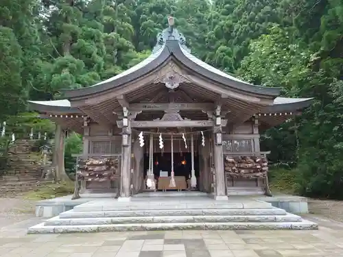 真山神社の本殿