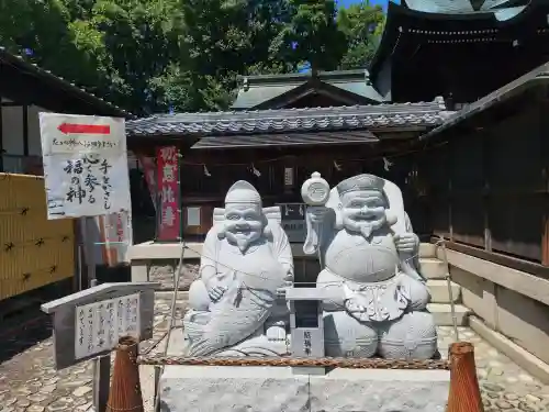 新羅神社の像