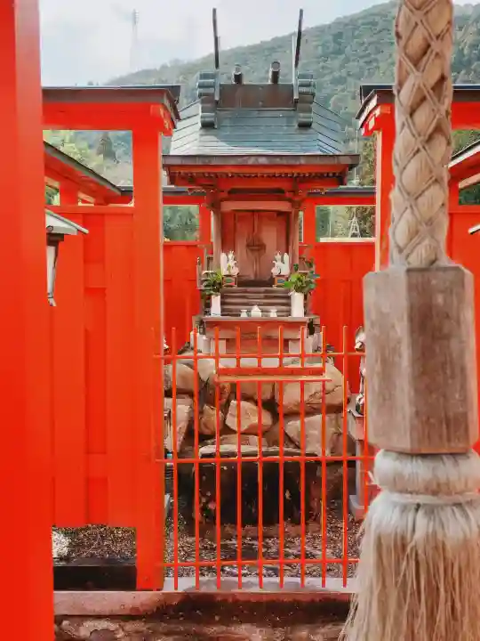 茶の木稲荷神社の{uncategorized: "未分類", other: "その他", undefined: "問題あり", building: "その他建物", grave: "お墓", sacred_gate: "鳥居", guardian: "狛犬", statue: "像", buddha: "仏像", history: "歴史", nature: "自然", garden: "庭園", animal: "動物", pagoda: "塔", temizu: "手水舎", mountain_gate: "山門・神門", sanctuary: "本殿・本堂", subordinate: "末社・摂社", art: "芸術", scenery: "景色", jizo: "地蔵", ema: "絵馬", goshuin: "御朱印", omikuji: "おみくじ", items: "授与品その他", amulet: "お守り", goshuincho: "御朱印帳", eats: "食事", festival: "お祭り", votive_dance: "神楽", shichigosan: "七五三参", wedding: "結婚式", experience: "体験その他", initially: "初詣", around: "周辺", anti_infection: "感染症対策"}