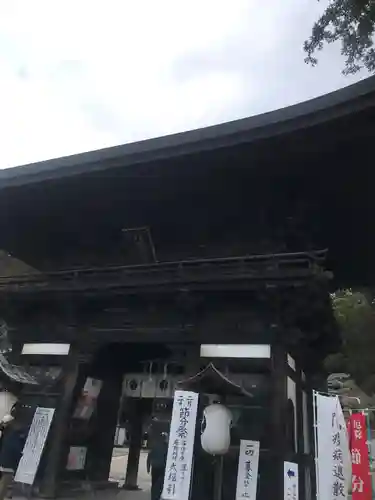 日牟禮八幡宮の山門