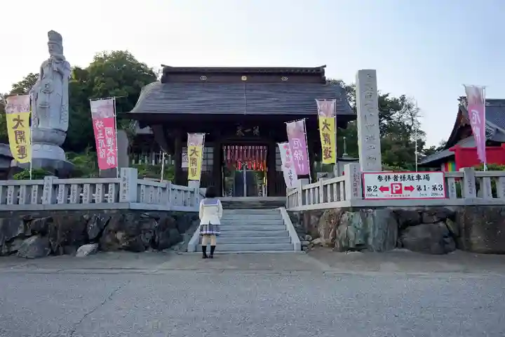 埼玉厄除け開運大師・龍泉寺(切り絵御朱印発祥の寺)の山門・神門