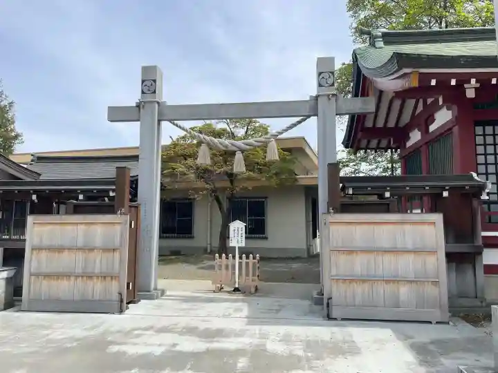 諏訪神社の{uncategorized: "未分類", other: "その他", undefined: "問題あり", building: "その他建物", grave: "お墓", sacred_gate: "鳥居", guardian: "狛犬", statue: "像", buddha: "仏像", history: "歴史", nature: "自然", garden: "庭園", animal: "動物", pagoda: "塔", temizu: "手水舎", mountain_gate: "山門・神門", sanctuary: "本殿・本堂", subordinate: "末社・摂社", art: "芸術", scenery: "景色", jizo: "地蔵", ema: "絵馬", goshuin: "御朱印", omikuji: "おみくじ", items: "授与品その他", amulet: "お守り", goshuincho: "御朱印帳", eats: "食事", festival: "お祭り", votive_dance: "神楽", shichigosan: "七五三参", wedding: "結婚式", experience: "体験その他", initially: "初詣", around: "周辺", anti_infection: "感染症対策"}