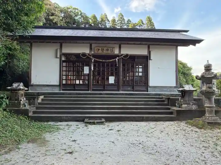 伊勢神社の{uncategorized: "未分類", other: "その他", undefined: "問題あり", building: "その他建物", grave: "お墓", sacred_gate: "鳥居", guardian: "狛犬", statue: "像", buddha: "仏像", history: "歴史", nature: "自然", garden: "庭園", animal: "動物", pagoda: "塔", temizu: "手水舎", mountain_gate: "山門・神門", sanctuary: "本殿・本堂", subordinate: "末社・摂社", art: "芸術", scenery: "景色", jizo: "地蔵", ema: "絵馬", goshuin: "御朱印", omikuji: "おみくじ", items: "授与品その他", amulet: "お守り", goshuincho: "御朱印帳", eats: "食事", festival: "お祭り", votive_dance: "神楽", shichigosan: "七五三参", wedding: "結婚式", experience: "体験その他", initially: "初詣", around: "周辺", anti_infection: "感染症対策"}
