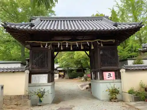 平之荘神社の山門