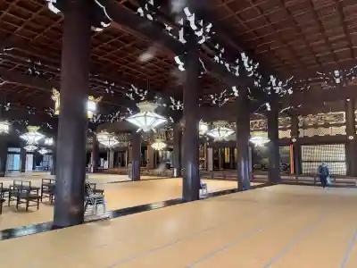 東本願寺（真宗本廟）の{uncategorized: "未分類", other: "その他", undefined: "問題あり", building: "その他建物", grave: "お墓", sacred_gate: "鳥居", guardian: "狛犬", statue: "像", buddha: "仏像", history: "歴史", nature: "自然", garden: "庭園", animal: "動物", pagoda: "塔", temizu: "手水舎", mountain_gate: "山門・神門", sanctuary: "本殿・本堂", subordinate: "末社・摂社", art: "芸術", scenery: "景色", jizo: "地蔵", ema: "絵馬", goshuin: "御朱印", omikuji: "おみくじ", items: "授与品その他", amulet: "お守り", goshuincho: "御朱印帳", eats: "食事", festival: "お祭り", votive_dance: "神楽", shichigosan: "七五三参", wedding: "結婚式", experience: "体験その他", initially: "初詣", around: "周辺", anti_infection: "感染症対策"}