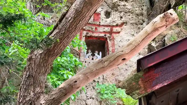 正一位石倉稲荷神社の{uncategorized: "未分類", other: "その他", undefined: "問題あり", building: "その他建物", grave: "お墓", sacred_gate: "鳥居", guardian: "狛犬", statue: "像", buddha: "仏像", history: "歴史", nature: "自然", garden: "庭園", animal: "動物", pagoda: "塔", temizu: "手水舎", mountain_gate: "山門・神門", sanctuary: "本殿・本堂", subordinate: "末社・摂社", art: "芸術", scenery: "景色", jizo: "地蔵", ema: "絵馬", goshuin: "御朱印", omikuji: "おみくじ", items: "授与品その他", amulet: "お守り", goshuincho: "御朱印帳", eats: "食事", festival: "お祭り", votive_dance: "神楽", shichigosan: "七五三参", wedding: "結婚式", experience: "体験その他", initially: "初詣", around: "周辺", anti_infection: "感染症対策"}