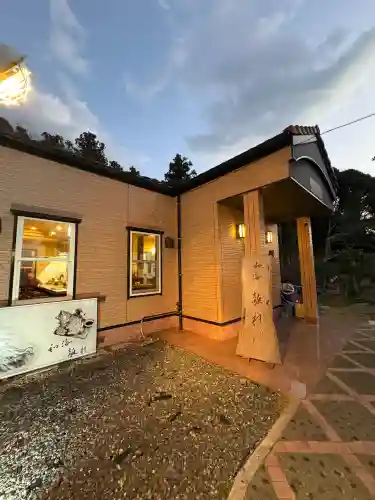 箱島神社の{uncategorized: "未分類", other: "その他", undefined: "問題あり", building: "その他建物", grave: "お墓", sacred_gate: "鳥居", guardian: "狛犬", statue: "像", buddha: "仏像", history: "歴史", nature: "自然", garden: "庭園", animal: "動物", pagoda: "塔", temizu: "手水舎", mountain_gate: "山門・神門", sanctuary: "本殿・本堂", subordinate: "末社・摂社", art: "芸術", scenery: "景色", jizo: "地蔵", ema: "絵馬", goshuin: "御朱印", omikuji: "おみくじ", items: "授与品その他", amulet: "お守り", goshuincho: "御朱印帳", eats: "食事", festival: "お祭り", votive_dance: "神楽", shichigosan: "七五三参", wedding: "結婚式", experience: "体験その他", initially: "初詣", around: "周辺", anti_infection: "感染症対策"}