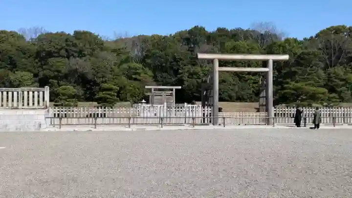 神武天皇陵(畝傍山東北陵)の{uncategorized: "未分類", other: "その他", undefined: "問題あり", building: "その他建物", grave: "お墓", sacred_gate: "鳥居", guardian: "狛犬", statue: "像", buddha: "仏像", history: "歴史", nature: "自然", garden: "庭園", animal: "動物", pagoda: "塔", temizu: "手水舎", mountain_gate: "山門・神門", sanctuary: "本殿・本堂", subordinate: "末社・摂社", art: "芸術", scenery: "景色", jizo: "地蔵", ema: "絵馬", goshuin: "御朱印", omikuji: "おみくじ", items: "授与品その他", amulet: "お守り", goshuincho: "御朱印帳", eats: "食事", festival: "お祭り", votive_dance: "神楽", shichigosan: "七五三参", wedding: "結婚式", experience: "体験その他", initially: "初詣", around: "周辺", anti_infection: "感染症対策"}
