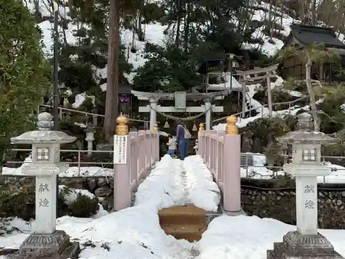 弁財天白龍王大権現の{uncategorized: "未分類", other: "その他", undefined: "問題あり", building: "その他建物", grave: "お墓", sacred_gate: "鳥居", guardian: "狛犬", statue: "像", buddha: "仏像", history: "歴史", nature: "自然", garden: "庭園", animal: "動物", pagoda: "塔", temizu: "手水舎", mountain_gate: "山門・神門", sanctuary: "本殿・本堂", subordinate: "末社・摂社", art: "芸術", scenery: "景色", jizo: "地蔵", ema: "絵馬", goshuin: "御朱印", omikuji: "おみくじ", items: "授与品その他", amulet: "お守り", goshuincho: "御朱印帳", eats: "食事", festival: "お祭り", votive_dance: "神楽", shichigosan: "七五三参", wedding: "結婚式", experience: "体験その他", initially: "初詣", around: "周辺", anti_infection: "感染症対策"}