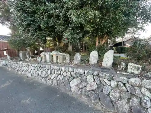 満賀里神社の{uncategorized: "未分類", other: "その他", undefined: "問題あり", building: "その他建物", grave: "お墓", sacred_gate: "鳥居", guardian: "狛犬", statue: "像", buddha: "仏像", history: "歴史", nature: "自然", garden: "庭園", animal: "動物", pagoda: "塔", temizu: "手水舎", mountain_gate: "山門・神門", sanctuary: "本殿・本堂", subordinate: "末社・摂社", art: "芸術", scenery: "景色", jizo: "地蔵", ema: "絵馬", goshuin: "御朱印", omikuji: "おみくじ", items: "授与品その他", amulet: "お守り", goshuincho: "御朱印帳", eats: "食事", festival: "お祭り", votive_dance: "神楽", shichigosan: "七五三参", wedding: "結婚式", experience: "体験その他", initially: "初詣", around: "周辺", anti_infection: "感染症対策"}